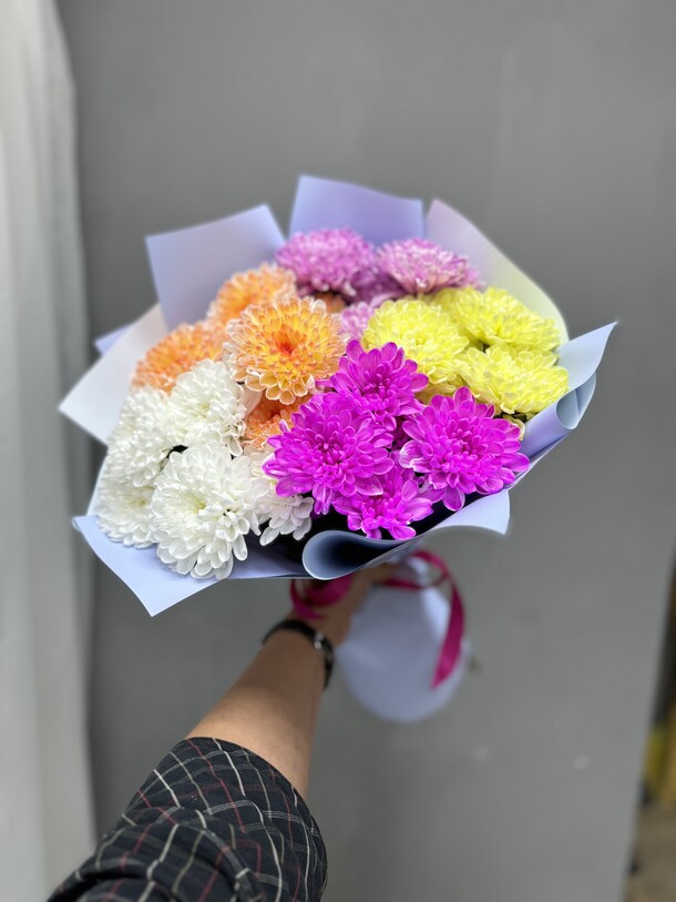 Букетик хризантем, артикул F1300688 - 2465 рублей, доставка по городу. Flawery - доставка цветов