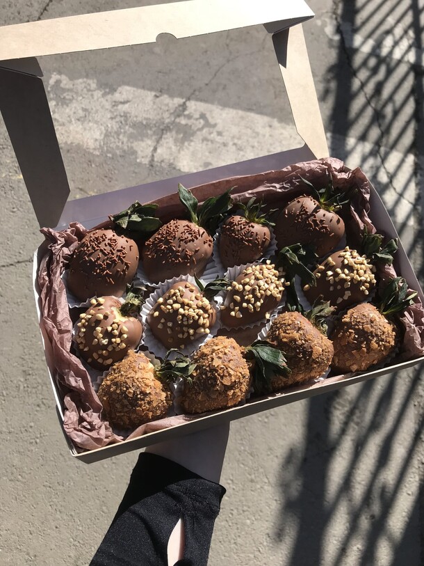 Набор из 12 клубник в шоколаде, артикул F1306587 - 3220 рублей, доставка по городу. Flawery - доставка цветов