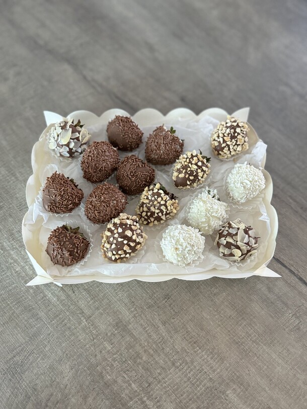 Набор из 16 клубник в шоколаде, артикул F1306598 - 4150 рублей, доставка по городу. Flawery - доставка цветов