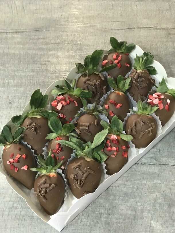 Набор из 13 клубник в шоколаде, артикул F1307350 - 3455 рублей, доставка по городу. Flawery - доставка цветов