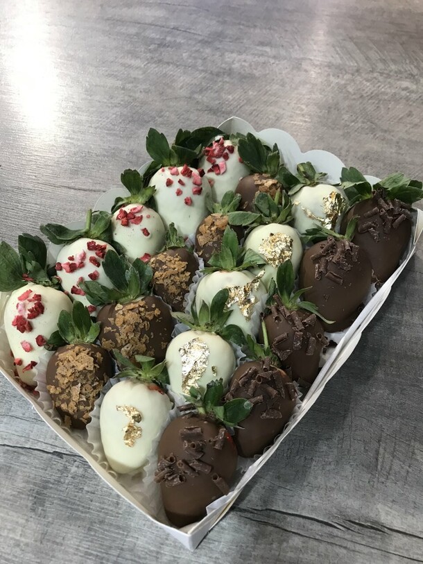 Набор из 20 клубник в шоколаде, артикул F1307351 - 5075 рублей, доставка по городу. Flawery - доставка цветов