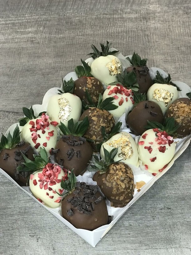 Набор из 16 клубник в шоколаде, артикул F1307352 - 4150 рублей, доставка по городу. Flawery - доставка цветов