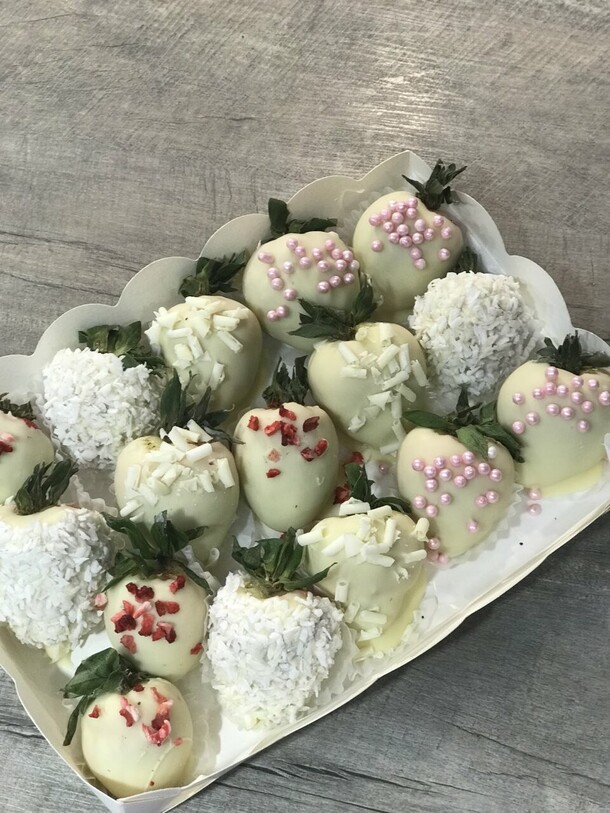 Набор из 16 клубник в шоколаде, артикул F1307353 - 4150 рублей, доставка по городу. Flawery - доставка цветов