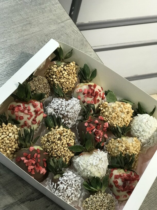 Набор из 16 клубник в шоколаде, артикул F1307355 - 4150 рублей, доставка по городу. Flawery - доставка цветов