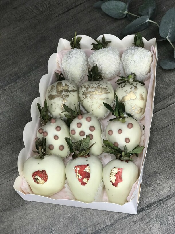 Набор из 12 клубник в шоколаде, артикул F1307356 - 3220 рублей, доставка по городу. Flawery - доставка цветов