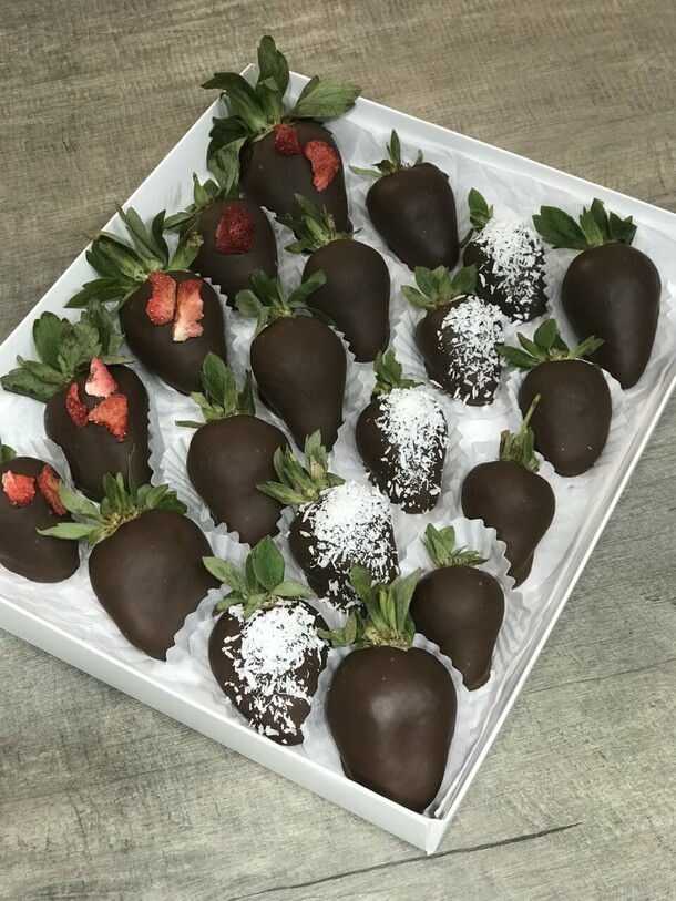 Набор из 20 клубник в шоколаде, артикул F1307357 - 5075 рублей, доставка по городу. Flawery - доставка цветов