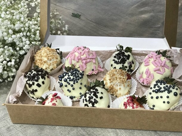 Набор из 11 клубник в шоколаде, артикул F1307502 - 2990 рублей, доставка по городу. Flawery - доставка цветов