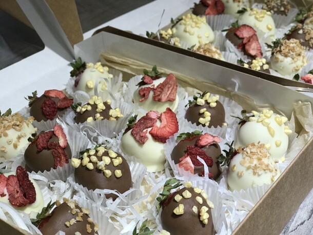 Набор из 16 клубник в шоколаде, артикул F1307512 - 4150 рублей, доставка по городу. Flawery - доставка цветов