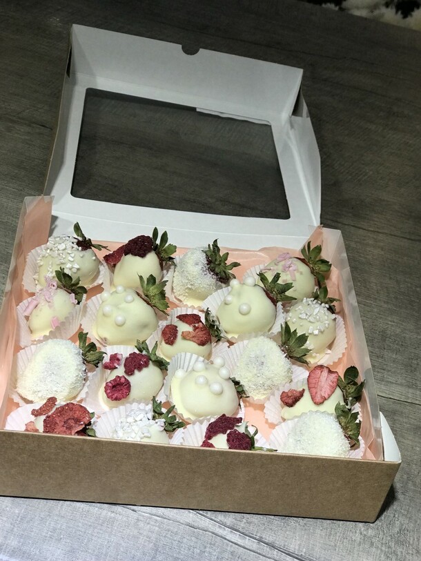 Набор из 18 клубник в шоколаде, артикул F1307517 - 4615 рублей, доставка по городу. Flawery - доставка цветов