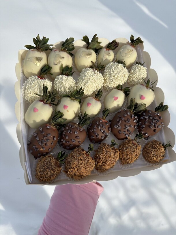 Набор из 25 клубник в шоколаде, артикул F1307520 - 6235 рублей, доставка по городу. Flawery - доставка цветов