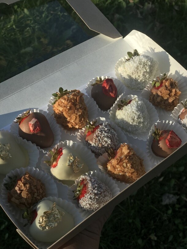 Набор из 18 клубник в шоколаде, артикул F1307535 - 4615 рублей, доставка по городу. Flawery - доставка цветов