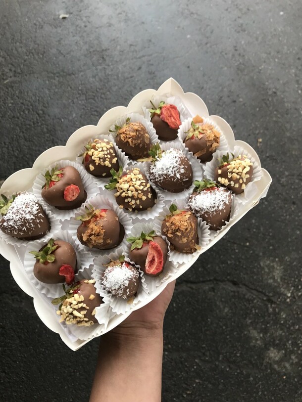 Набор из 16 клубник в шоколаде, артикул F1307538 - 4150 рублей, доставка по городу. Flawery - доставка цветов