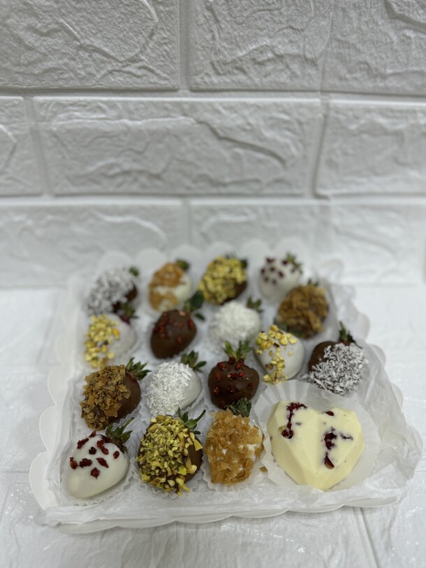 Набор из 16 клубник в шоколаде, артикул F1319348 - 4585 рублей, доставка по городу. Flawery - доставка цветов