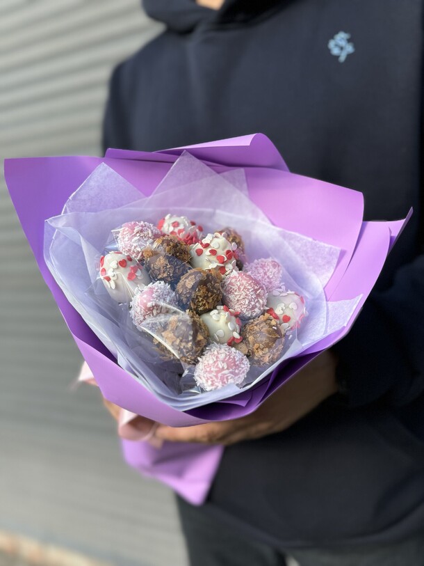 Букетик из клубники в шоколаде, артикул F1320522 - 4205 рублей, доставка по городу. Flawery - доставка цветов