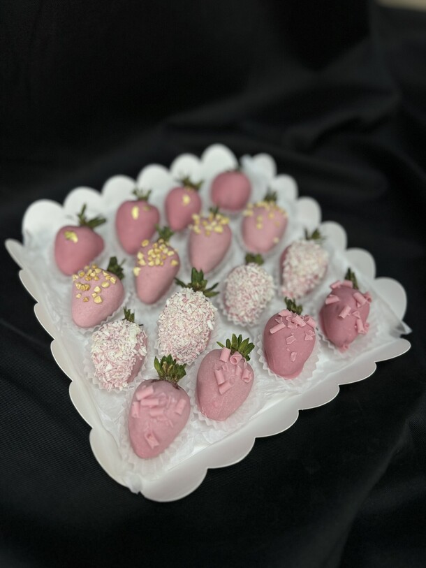 Набор из 16 клубник в шоколаде, артикул F1320530 - 4150 рублей, доставка по городу. Flawery - доставка цветов