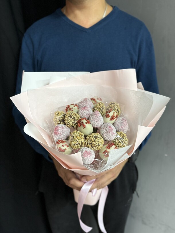 Букет из 20 клубник в шоколаде, артикул F1324198 - 5365 рублей, доставка по городу. Flawery - доставка цветов