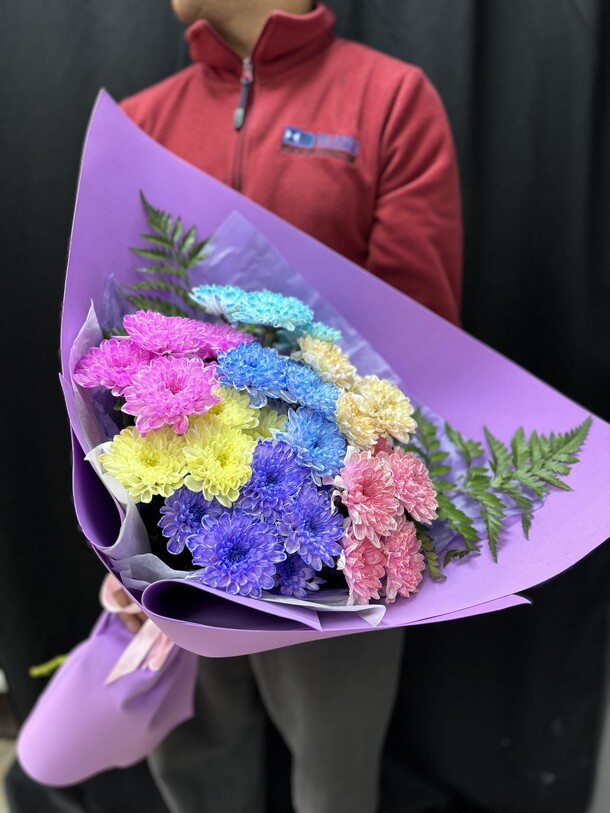 Букет ярких кустовых хризантем, артикул F1328893 - 3715 рублей, доставка по городу. Flawery - доставка цветов