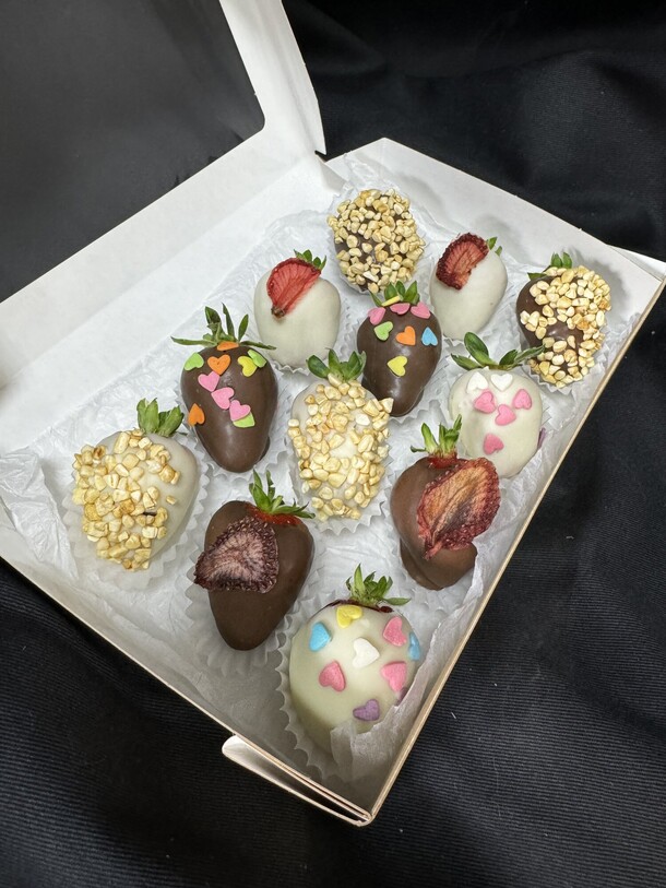 Набор из 12 клубник в шоколаде, артикул F1329172 - 3220 рублей, доставка по городу. Flawery - доставка цветов