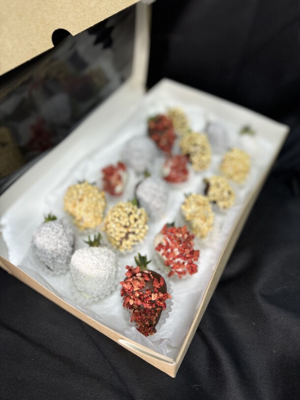 Набор из 18 клубник в шоколаде, артикул F1329254 - 4615 рублей, доставка по городу. Flawery - доставка цветов