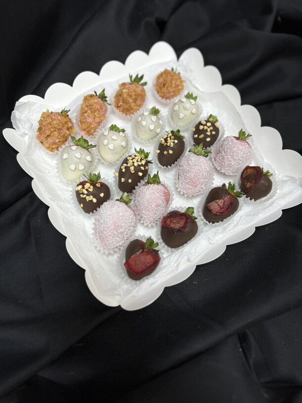 Набор клубники в шоколаде, артикул F1329362 - 5075 рублей, доставка по городу. Flawery - доставка цветов