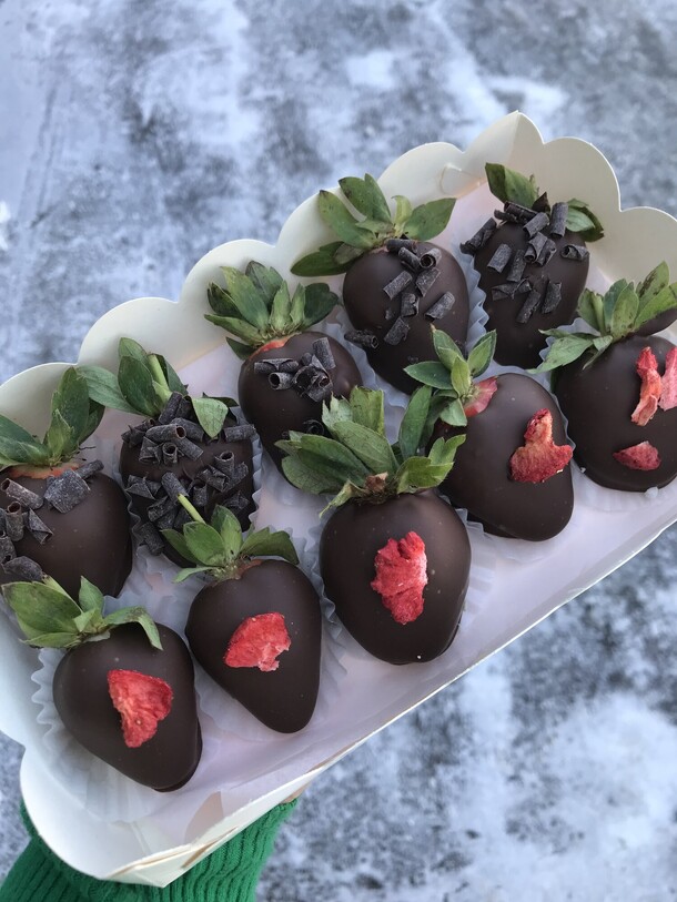 Набор из 10 клубник в шоколаде, артикул F1329363 - 2775 рублей, доставка по городу. Flawery - доставка цветов