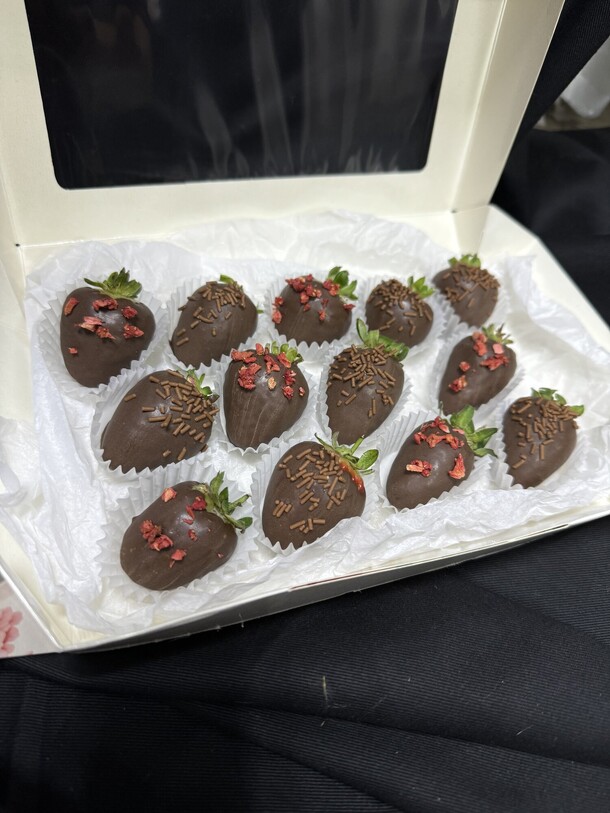 Набор из 13 клубник в шоколаде, артикул F1329429 - 3455 рублей, доставка по городу. Flawery - доставка цветов