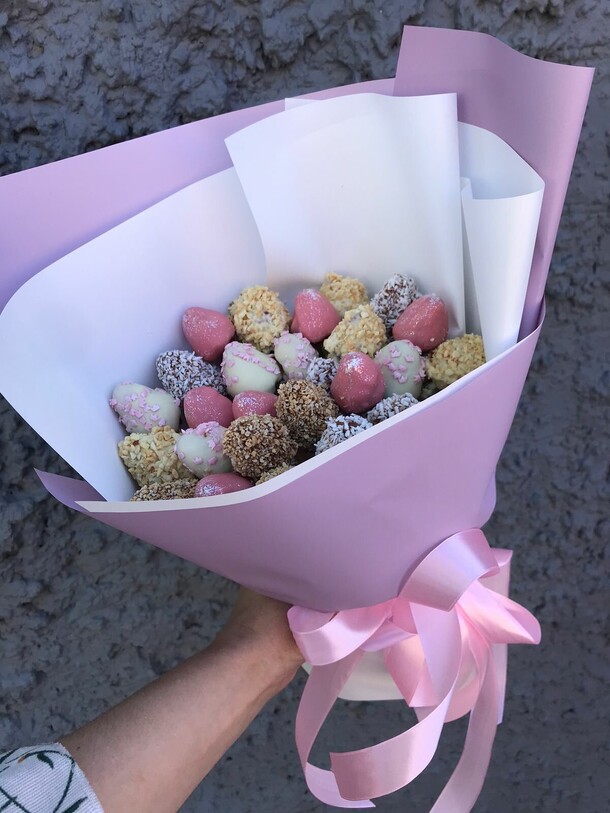 Букет из клубники в шоколаде, артикул F1329686 - 6990 рублей, доставка по городу. Flawery - доставка цветов