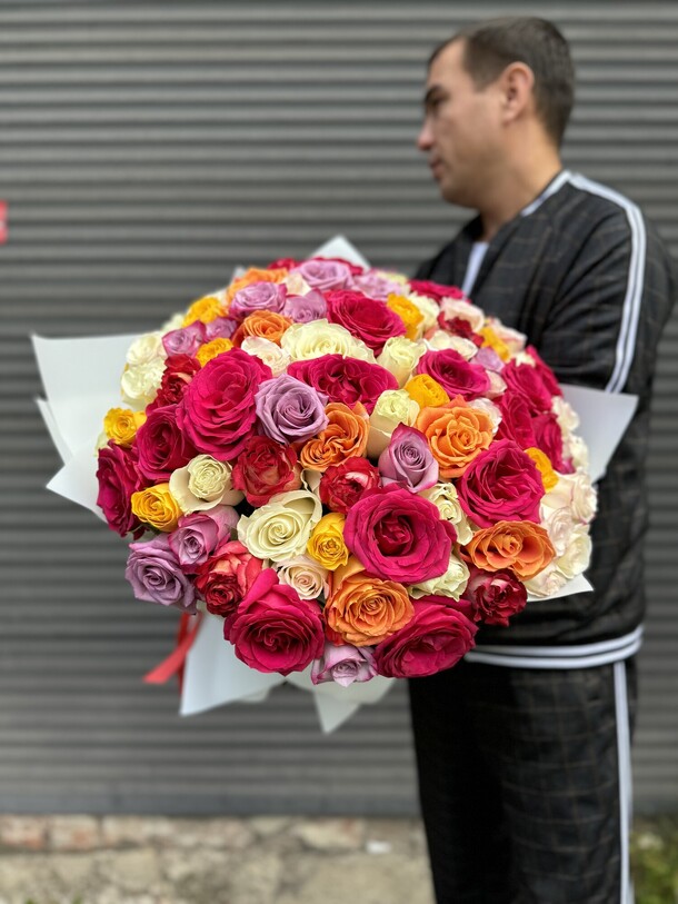 Букет из 101 розы микс, артикул F1332753 - 37340 рублей, доставка по городу. Flawery - доставка цветов