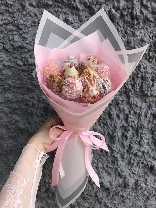 Букет из 11 клубник в шоколаде, артикул F1332998 - 2990 рублей, доставка по городу. Flawery - доставка цветов