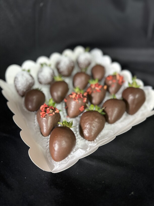 Набор из 16 клубник в шоколаде, артикул F1334162 - 4150 рублей, доставка по городу. Flawery - доставка цветов