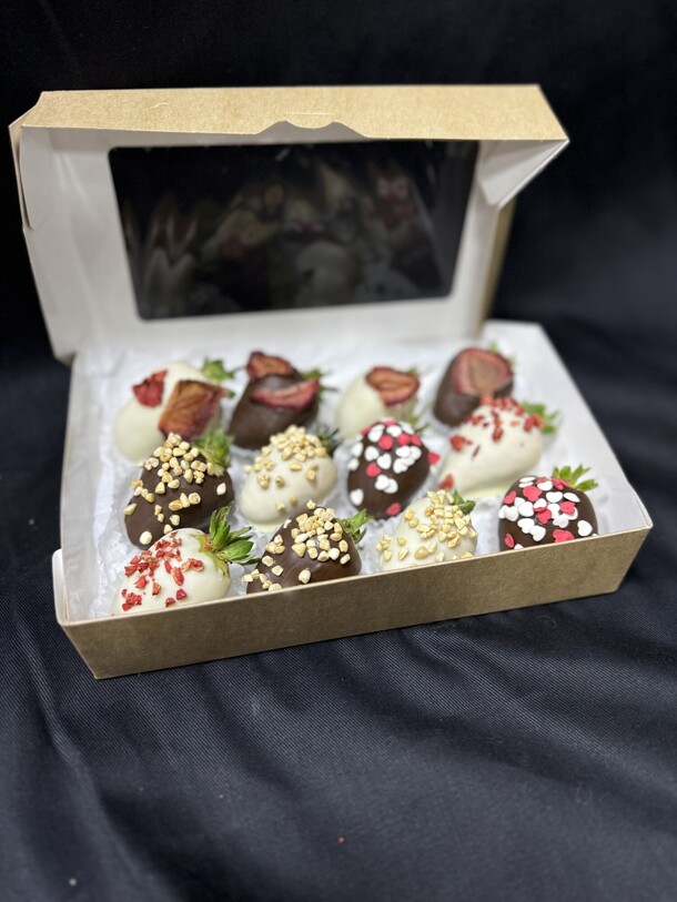 Набор из 12 клубничек, артикул F1334164 - 3220 рублей, доставка по городу. Flawery - доставка цветов