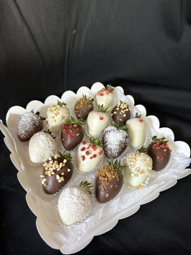 Набор из 16 клубник в шоколаде, артикул F1334167 - 4150 рублей, доставка по городу. Flawery - доставка цветов