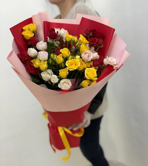Букет из 15 кустовых роз, артикул F1334218 - 8340 рублей, доставка по городу. Flawery - доставка цветов