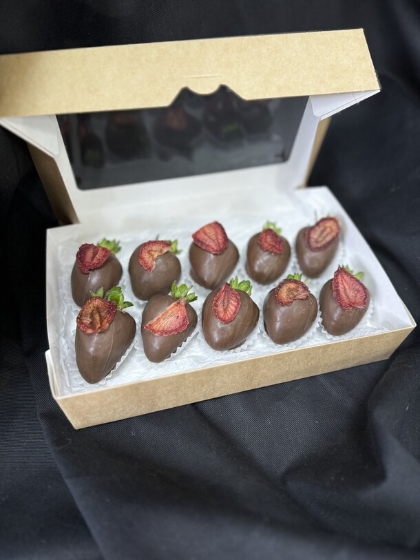 Набор из 10 клубничнк, артикул F1334548 - 2755 рублей, доставка по городу. Flawery - доставка цветов