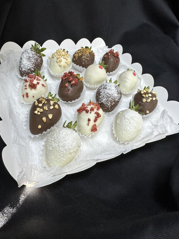 Набор из 14 клубник в шоколаде, артикул F1334549 - 3685 рублей, доставка по городу. Flawery - доставка цветов