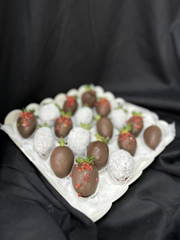 Набор из 18 клубник в шоколаде, артикул F1337232 - 4615 рублей, доставка по городу. Flawery - доставка цветов