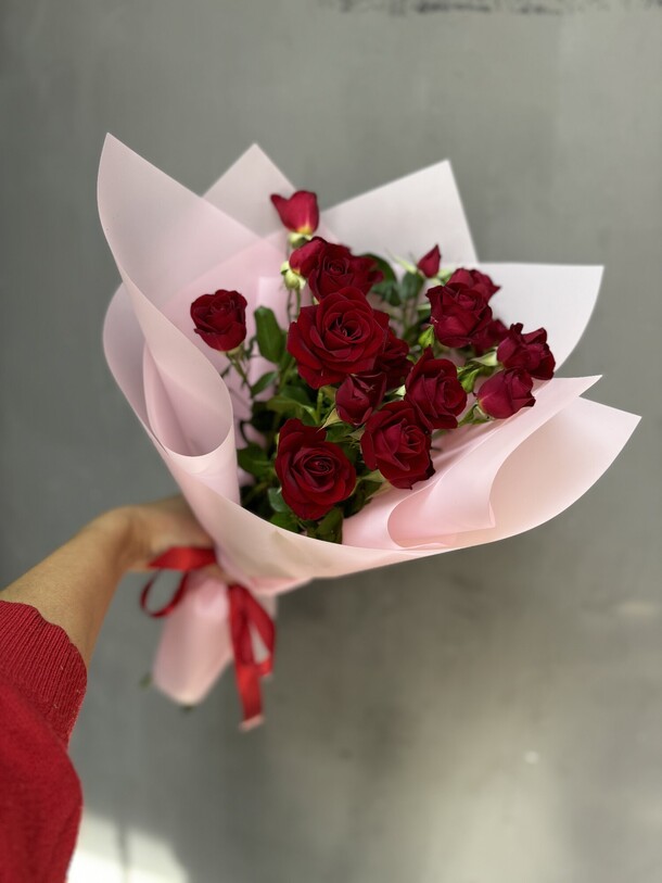 Букет кустовых роз, артикул F1339769 - 1960 рублей, доставка по городу. Flawery - доставка цветов