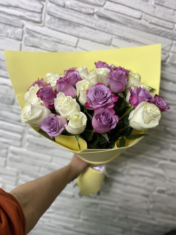 Букет из 29 роз, артикул F1340606 - 11240 рублей, доставка по городу. Flawery - доставка цветов