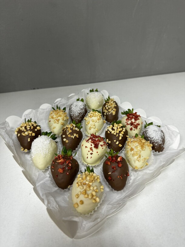 Набор из 16 клубник в шоколаде, артикул F1347787 - 4150 рублей, доставка по городу. Flawery - доставка цветов