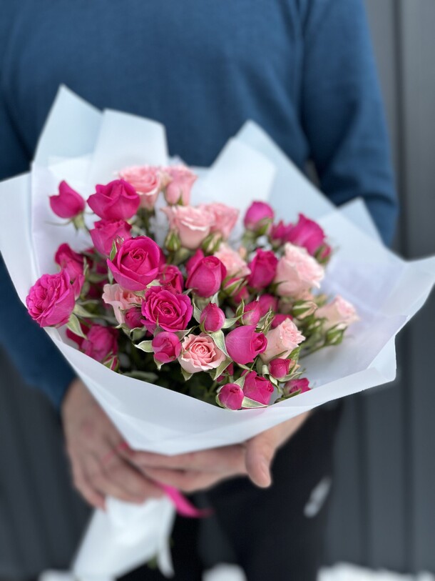 Букет кустовых роз, артикул F1348530 - 3990 рублей, доставка по городу. Flawery - доставка цветов