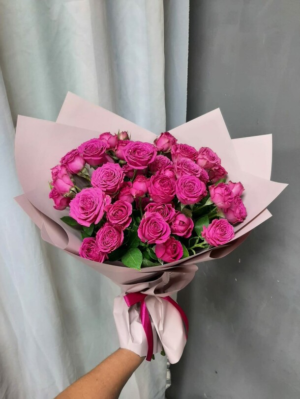 Букет кустовых роз, артикул F1349763 - 5005 рублей, доставка по городу. Flawery - доставка цветов