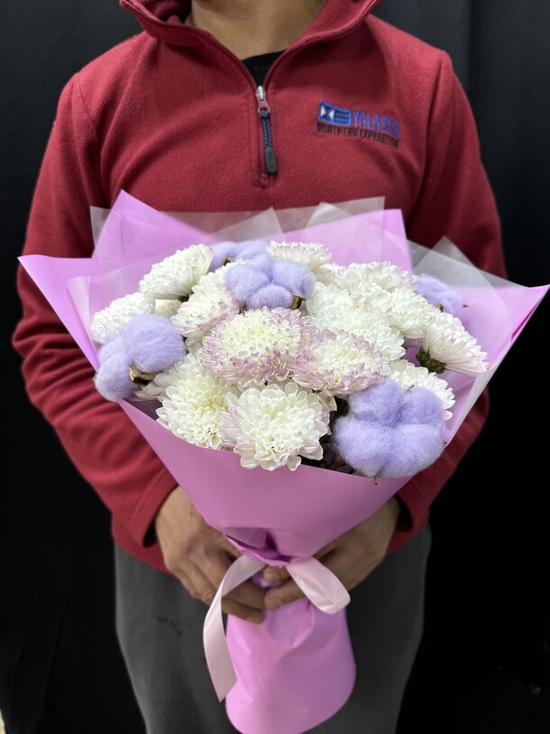 Букет с хризантемой и хлопхом, артикул F1351766 - 3150 рублей, доставка по городу. Flawery - доставка цветов