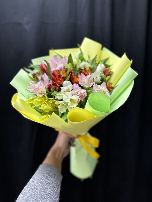 Букет альстромерий, артикул F1352207 - 5715 рублей, доставка по городу. Flawery - доставка цветов