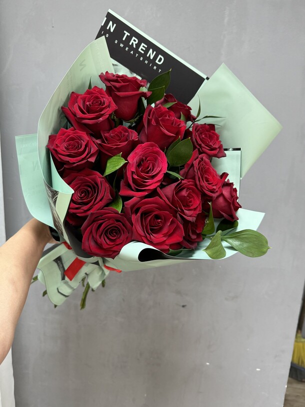 Букет бордовых роз, артикул F1352315 - 9065 рублей, доставка по городу. Flawery - доставка цветов