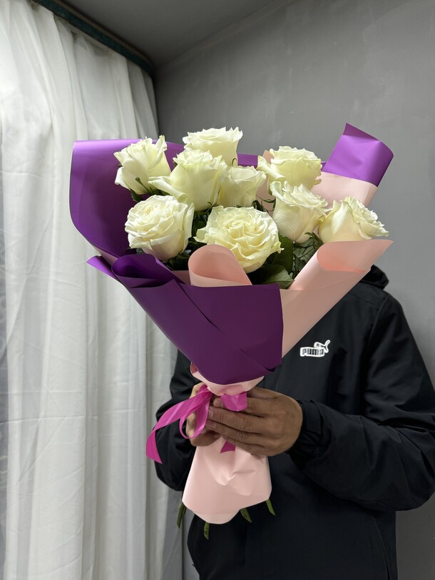 Букет из 9 белых роз, артикул F1352499 - 3700 рублей, доставка по городу. Flawery - доставка цветов