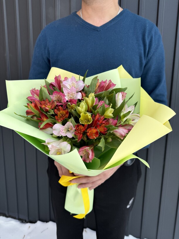 Букет из 15 альстромерий, артикул F1352718 - 6815 рублей, доставка по городу. Flawery - доставка цветов