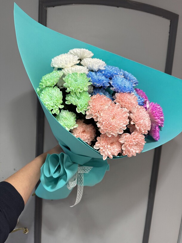 Букет разноцветных хризантем, артикул F1352809 - 2465 рублей, доставка по городу. Flawery - доставка цветов