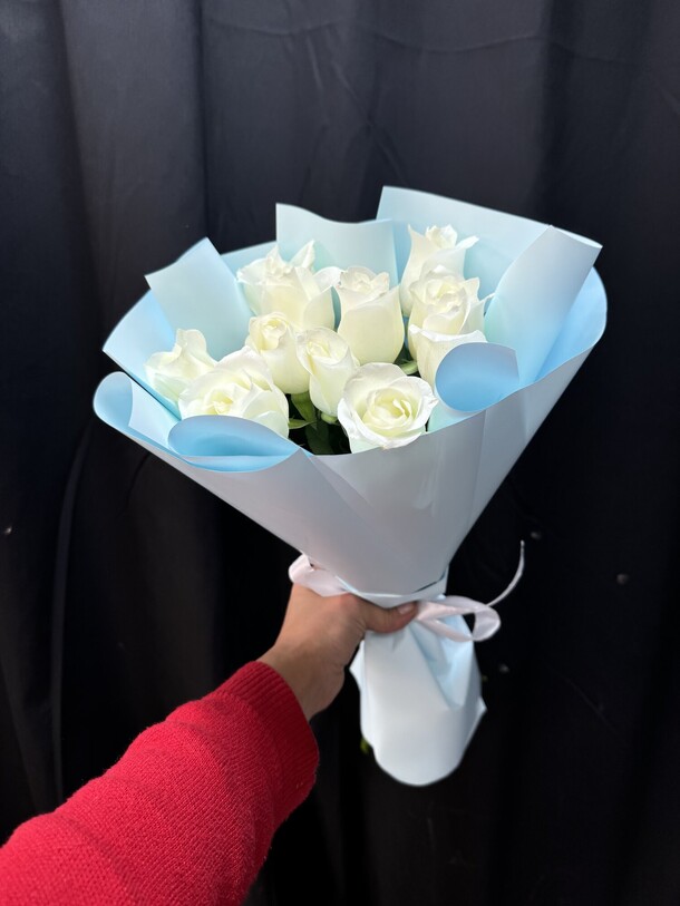 Букет 11 белых роз, артикул F1353613 - 4425 рублей, доставка по городу. Flawery - доставка цветов