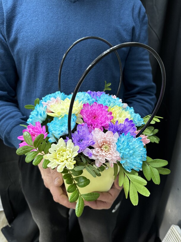 Хризантемы в сумочке, артикул F1353699 - 2620 рублей, доставка по городу. Flawery - доставка цветов