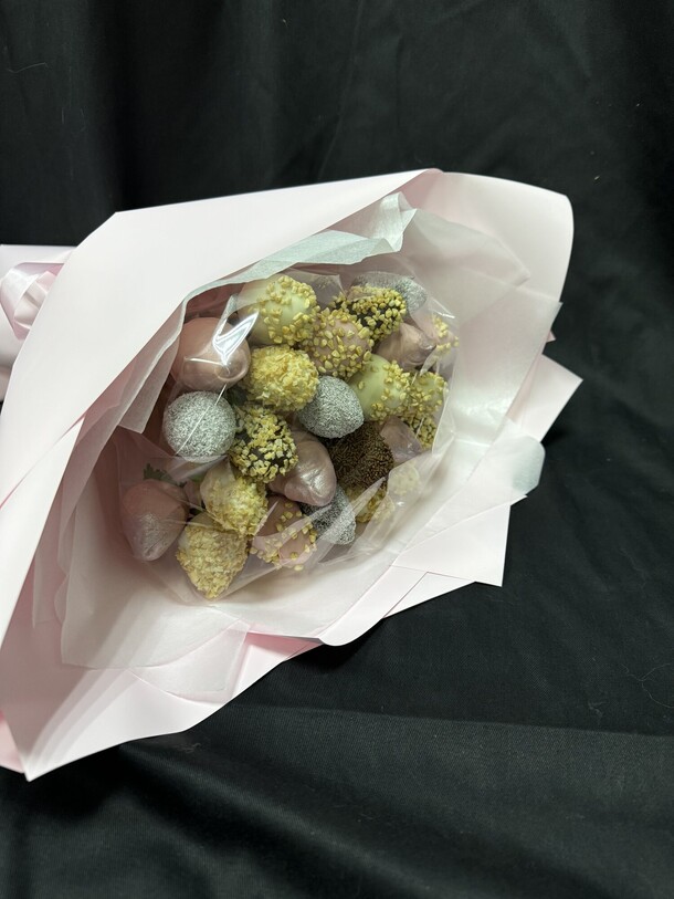 Букет из 21 клубники в шоколаде, артикул F1353722 - 5600 рублей, доставка по городу. Flawery - доставка цветов